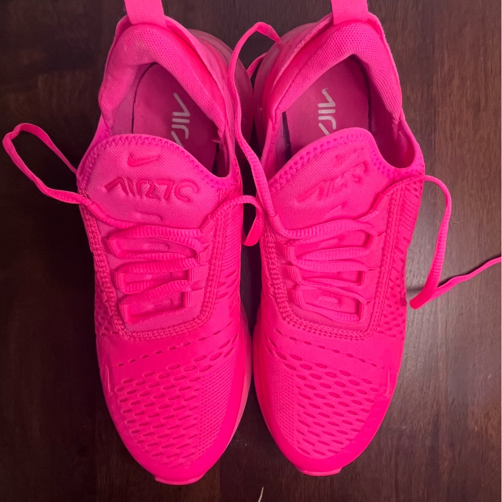 Nike Air Max 270 in Hyper Pink